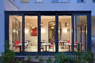 レッド アンド ブルー デザイン ホテル プラハ