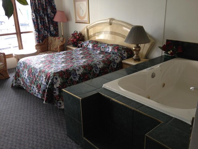 レインボー モーター イン - バイ ザ フォールズ