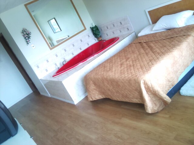 レインボー モーター イン - バイ ザ フォールズ