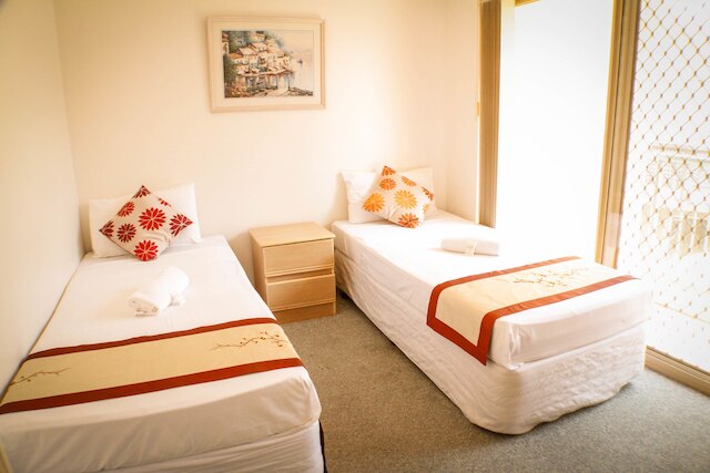 サーファーズ リバーサイド アパートメンツ