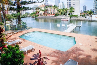 サーファーズ リバーサイド アパートメンツ