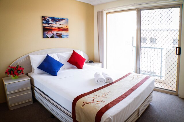 サーファーズ リバーサイド アパートメンツ