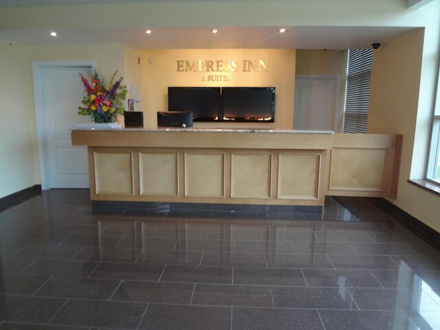 エンプレス イン アンド スイーツ バイ ザ フォールズ