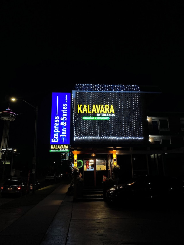 エンプレス イン アンド スイーツ バイ ザ フォールズ