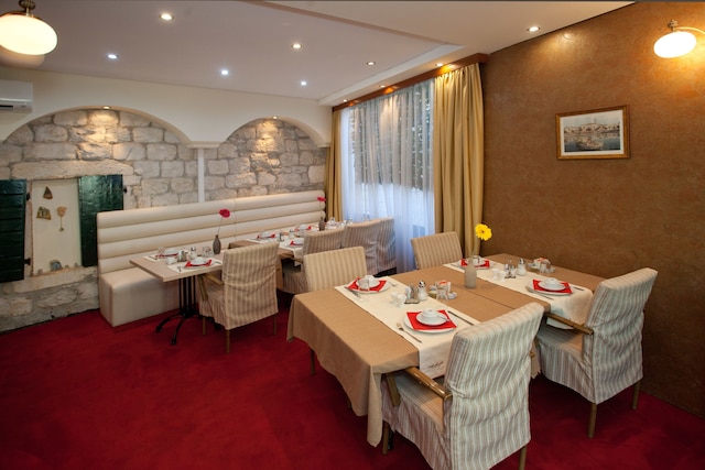 オーセンティック ラグジュアリー ルームズ