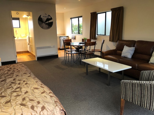 コモドア モーテルズ