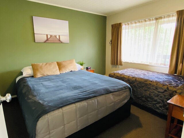 コモドア モーテルズ