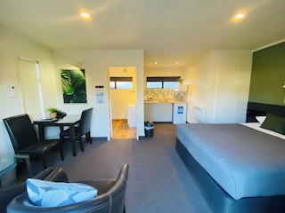 コモドア モーテルズ