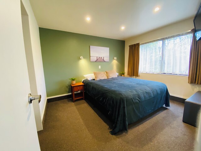 コモドア モーテルズ