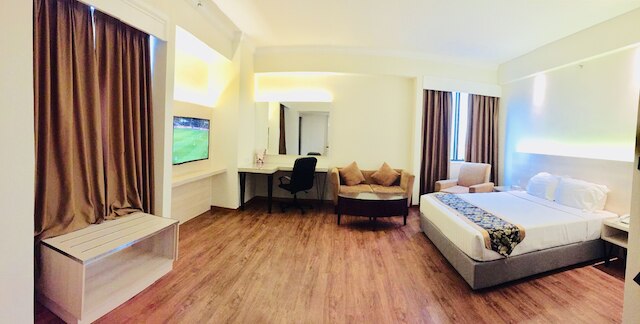 クリスタル クラウン ホテル