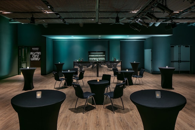 W オースティン