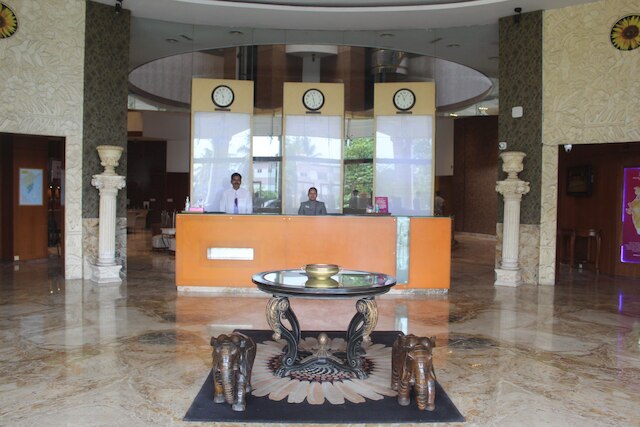 ロイヤル オーキッド セントラル キリーティ