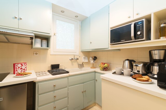 アパートメント アテナ、アクロポリスとなり