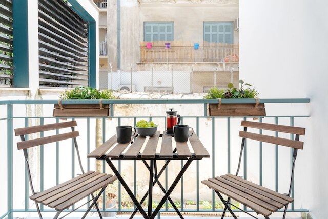 アパートメント アテナ、アクロポリスとなり