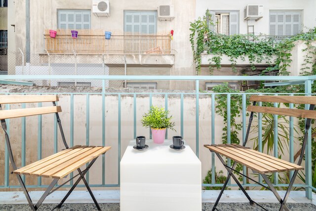 アパートメント アテナ、アクロポリスとなり