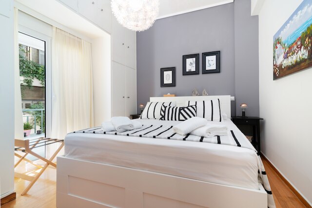 アパートメント アテナ、アクロポリスとなり