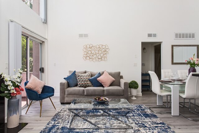 ラグジュリアス、ベッドルーム 2 室 & デン ハリウッド アパートメント