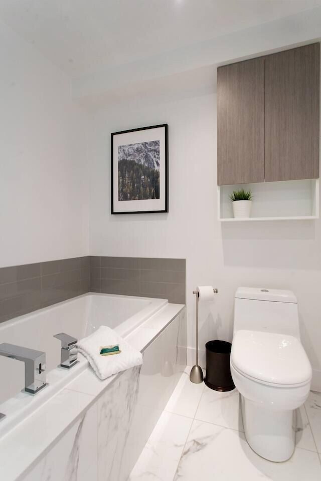 リトル イタリーにある広々としたベッドルーム 2 室、コンドミニアム