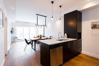 リトル イタリーにある広々としたベッドルーム 2 室、コンドミニアム