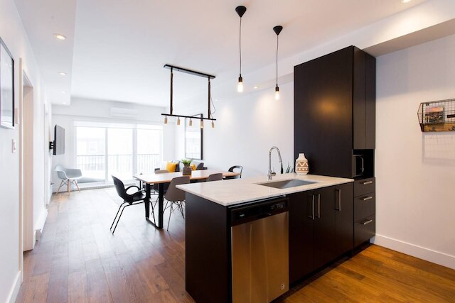 リトル イタリーにある広々としたベッドルーム 2 室、コンドミニアム