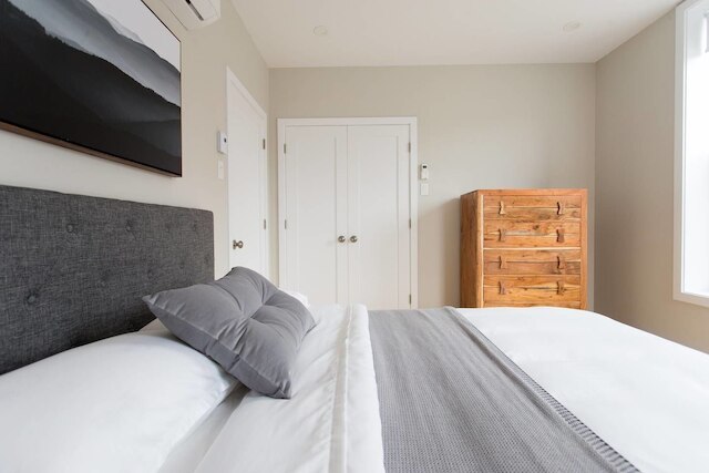 トレンディ リトル イタリー、ベッドルーム 3 室、コンドミニアム