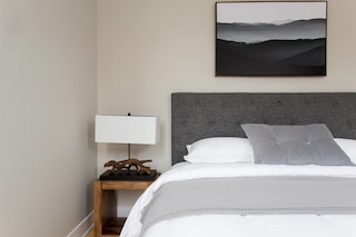 トレンディ リトル イタリー、ベッドルーム 3 室、コンドミニアム