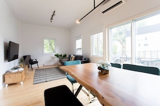 スタイリッシュでユニークなフラット、ベッドルーム 3 室、駐車場あり !