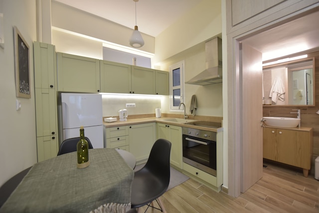 リブ アズ ア グリーク イン アルテミス アパートメント