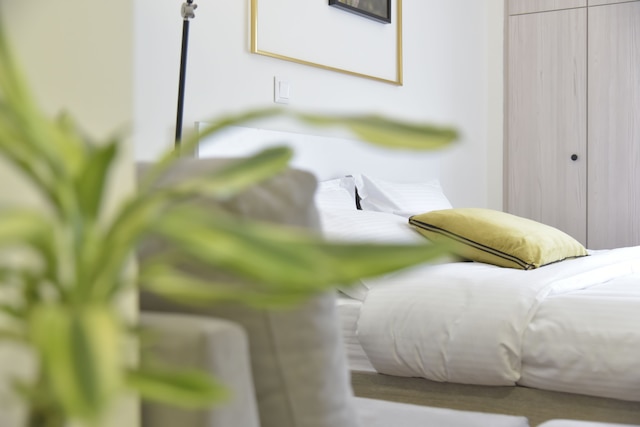 リブ アズ ア グリーク イン アルテミス アパートメント