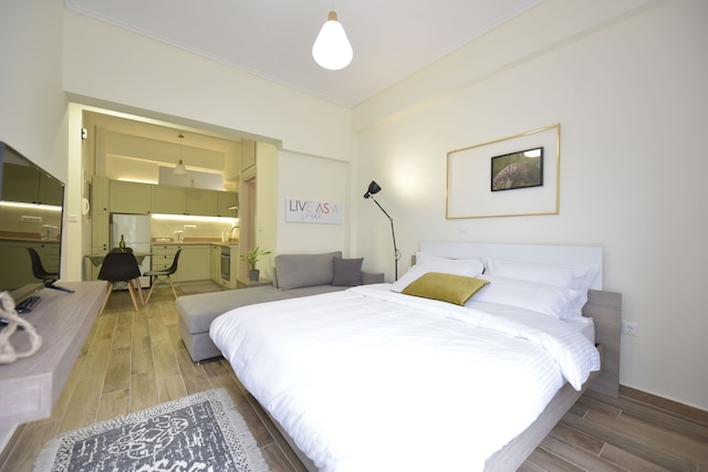 リブ アズ ア グリーク イン アルテミス アパートメント