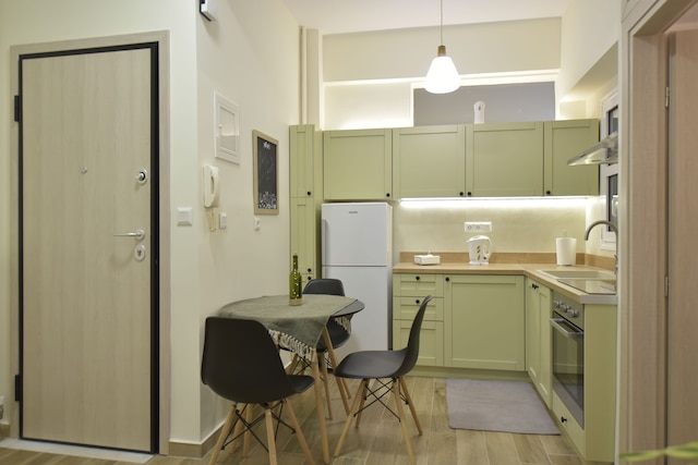 リブ アズ ア グリーク イン アルテミス アパートメント