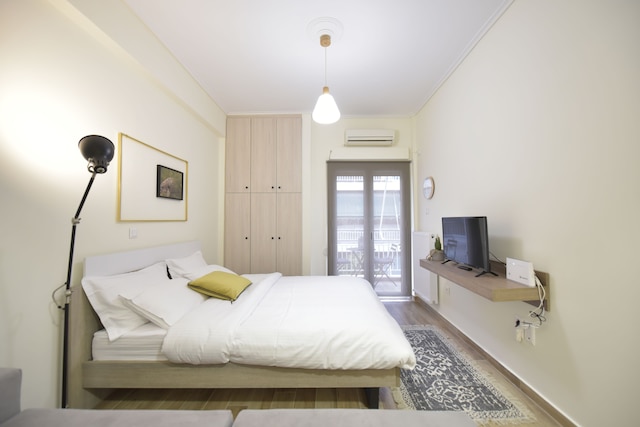 リブ アズ ア グリーク イン アルテミス アパートメント