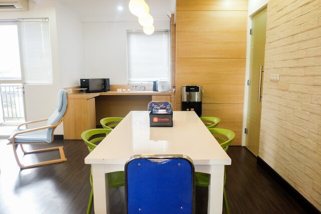 広いベッドルーム 1 室、5 人用、メープル パークにあるアパートメント