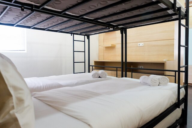 広いベッドルーム 1 室、5 人用、メープル パークにあるアパートメント