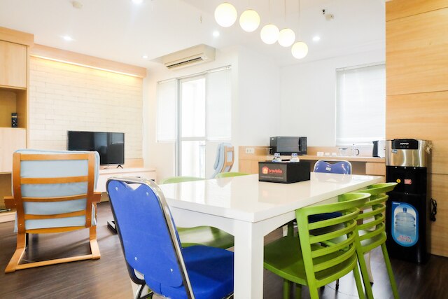 広いベッドルーム 1 室、5 人用、メープル パークにあるアパートメント