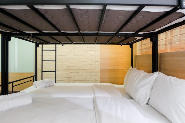 広いベッドルーム 1 室、5 人用、メープル パークにあるアパートメント