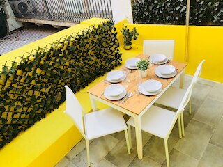 チャーミング フラット ウィズ グレート テラス ベスト ロケーション