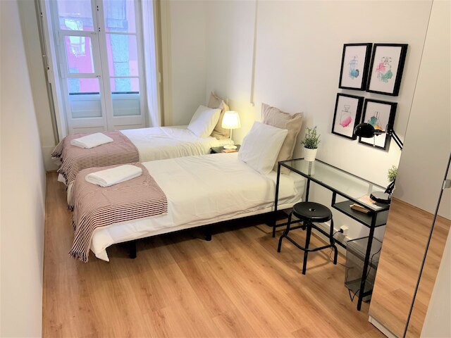 ビューティフル フラット ウィズ バルコニー & グレート ロケーション