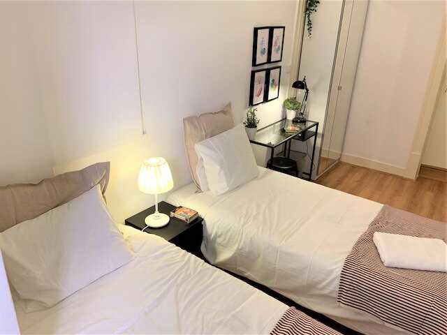 ビューティフル フラット ウィズ バルコニー & グレート ロケーション