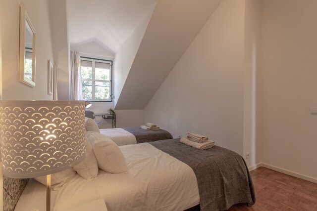 ビューティフル フラット ウィズ バルコニー & グレート ロケーション