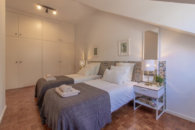 ビューティフル フラット ウィズ バルコニー & グレート ロケーション