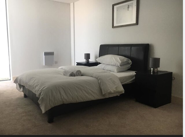 広くて明るいアパートメント、駐車場あり