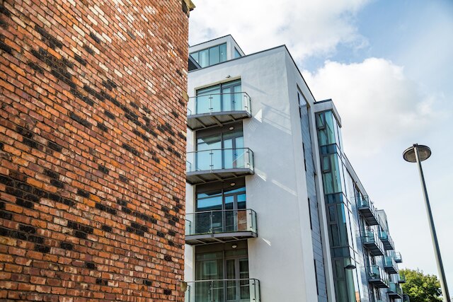 広くて明るいアパートメント、駐車場あり