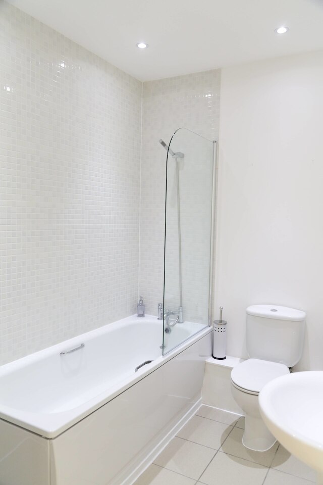 広くて明るいアパートメント、駐車場あり