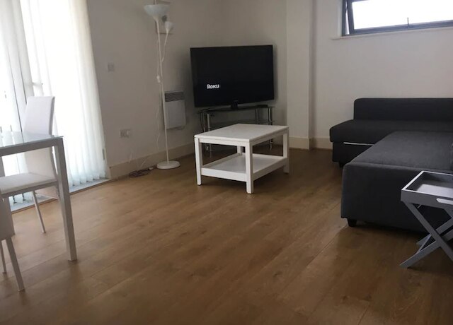 広くて明るいアパートメント、駐車場あり