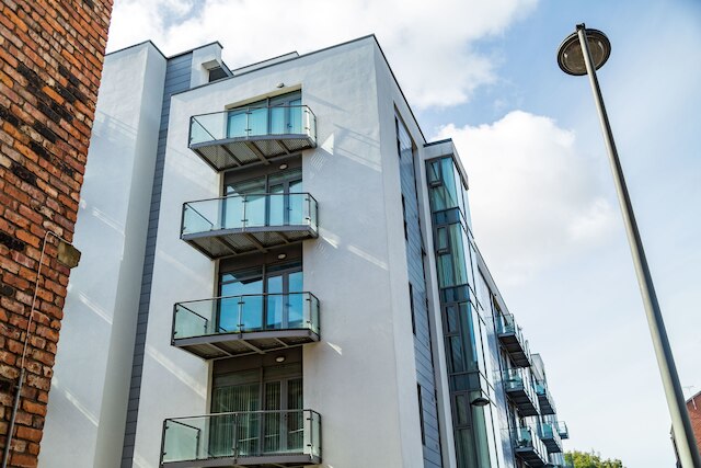 広くて明るいアパートメント、駐車場あり