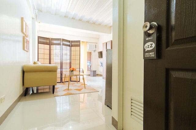 レッドドアーズ @ カッセル レジデンシーズ パラニャーケ