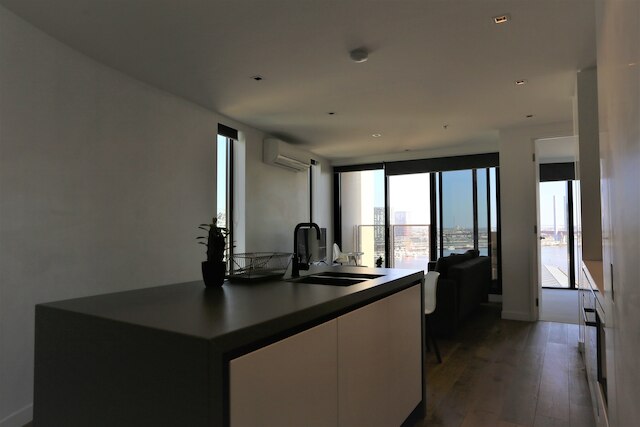 レアディセット アパートメンツ アット スタジアム