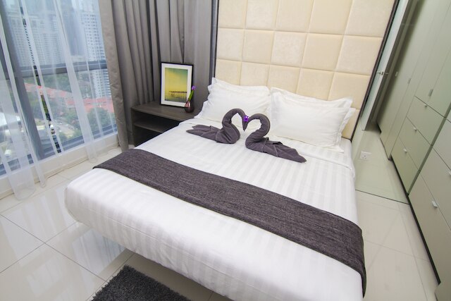 ザ ロバートソン、ホームズ アジアン