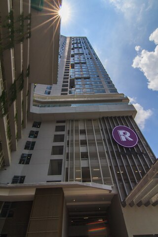 ザ ロバートソン、ホームズ アジアン